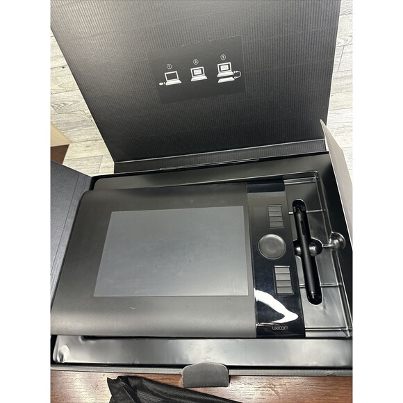 Wacom Intuos 4 PTK-640 Creative Pen Tablet Complete Set Gently Used - Picture 2 of 5